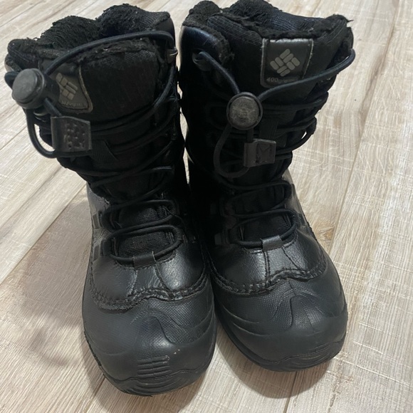 Columbia Kids' Bugaboot Celsius Boot
Style # 1945701
Size: 1 U.S  Color black - Picture 1 of 6